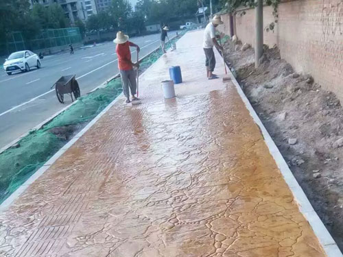 祁连大街压印地坪人行道施工